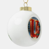 Weihnachtspullover mit personalisiertem Anfangsbuc Keramik Kugel-Ornament (Links)