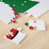 Weihnachtsrätsel des Kindes mit lustigen roten Gno Puzzle (Seite)