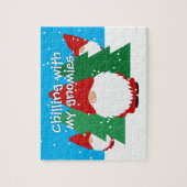 Weihnachtsrätsel des Kindes mit lustigen roten Gno Puzzle (Vertikal)