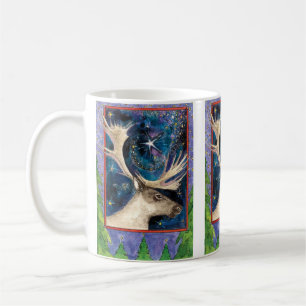 Weihnachtsrentier in der Nacht mit einem leuchtend Kaffeetasse