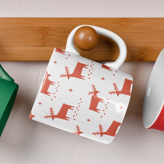Weihnachtsrentiere. Rotes Waldtiermuster Kaffeetasse