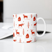Weihnachtsrentiere. Rotes Waldtiermuster Kaffeetasse