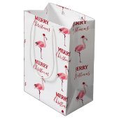 Weihnachtsrosa Flamingo Bird mit Weihnachtsmannmüt Mittlere Geschenktüte (Rückseite Schrägansicht)