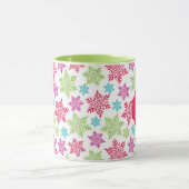 Weihnachtsrot, Grün, Rosa, hellblaue Schneeflocken Tasse (Zentrum)