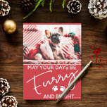 Weihnachtsrot mit Foto und weißen Pfoten Postkarte<br><div class="desc">Diese Weihnachtsgrußkarte ist perfekt für jeden Hundefreund! Es ist mit dem Foto eines niedlichen französischen Bulldoggen Welpen mit Weihnachtsmütze und Feriendekorationen ausgestattet. Der weiße Text auf einem roten festlichen Hintergrund sagt: "Vielleicht sind deine Tage furchtbar und hell"</div>