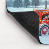 Weihnachtsroter Bauernhof-Traktor im Schnee Mousepad (Ecke)