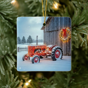 Weihnachtsroter Bauerstraktor im Schnee Keramikornament