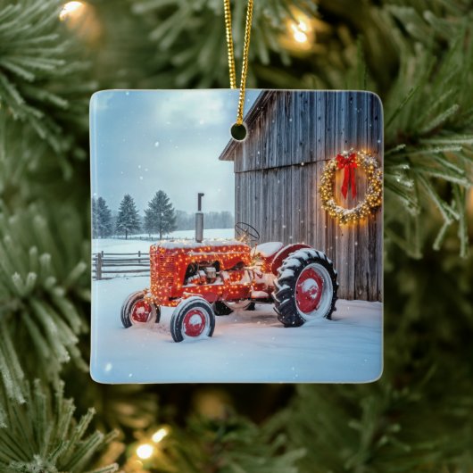 Weihnachtsroter Bauerstraktor im Schnee Keramikornament (Baum)