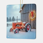 Weihnachtsroter Bauerstraktor im Schnee Keramikornament (Links)