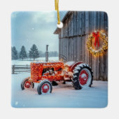 Weihnachtsroter Bauerstraktor im Schnee Keramikornament (Vorderseite)