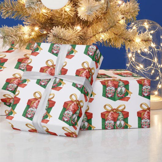 Weihnachtsroter Gnom und ein grüner Gnom Geschenkpapier (Feiertage)