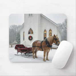 Weihnachtsschlitten mit Pferden vor einer Kapelle  Mousepad