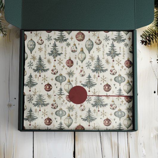 Weihnachtsschmuck auf Creme Seidenpapier