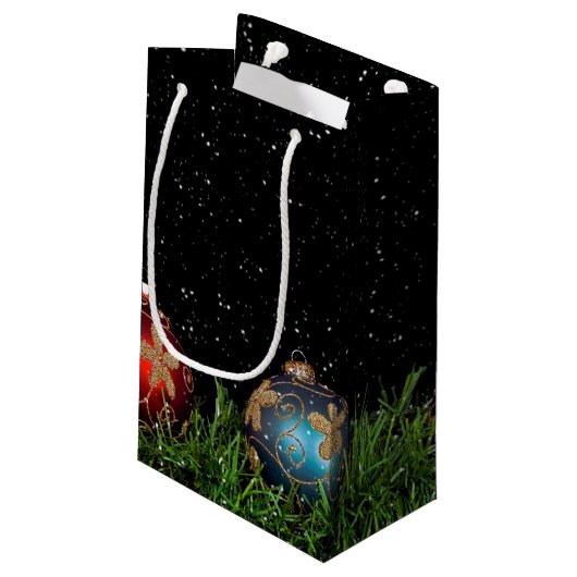 Weihnachtsschmuck auf schwarz kleine geschenktüte (Rückseite Schrägansicht)