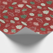 Weihnachtsschmuck auf texturiertem Rot Geschenkpapier (Ecke)