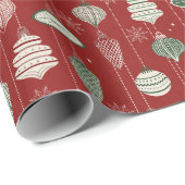 Weihnachtsschmuck auf texturiertem Rot Geschenkpapier (Rolleneckpunkt)