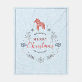 Weihnachtsschmuck auf weißem Schneeflocken Muster Fleecedecke (Vorderseite)