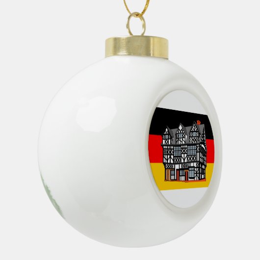 Weihnachtsschmuck im Deutschen Flaggenhaus Keramik Kugel-Ornament (Links)