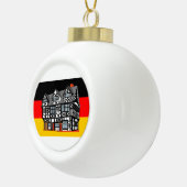 Weihnachtsschmuck im Deutschen Flaggenhaus Keramik Kugel-Ornament (Rechts)