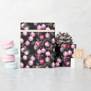 Weihnachtsschmuck in Rosa und Rosa Geschenkpapier