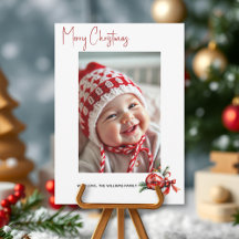 Weihnachtsschmuck mit roter Schleife und Tannenfot