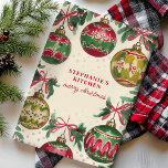 Weihnachtsschmuck Personalisiert Geschirrtuch<br><div class="desc">Fügen Sie Ihrer Küche eine Touch Vintagen Charmes hinzu. Dieses personalisierte Küchentuch mit klassischen Ornamenten in festlichem Rot und Grün. Ideal für gemütliche,  nostalgische Momente in der Feriendekoration oder für einen Liebsten. Passen Sie es mit Ihrem Namen an,  um es wirklich einzigartig zu machen.</div>