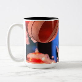 Weihnachtsschmuck und glückliche Ferien Zweifarbige Tasse