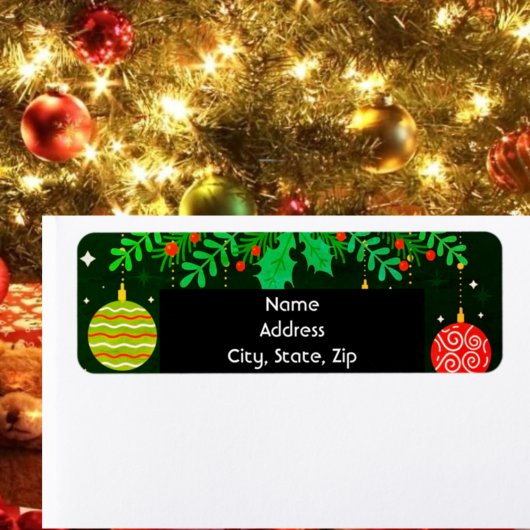 Weihnachtsschmuck und Grünpflanzen