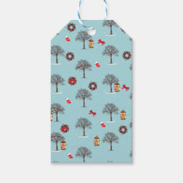 Weihnachtsschmuck und schneebedeckte Bäume Geschenkanhänger