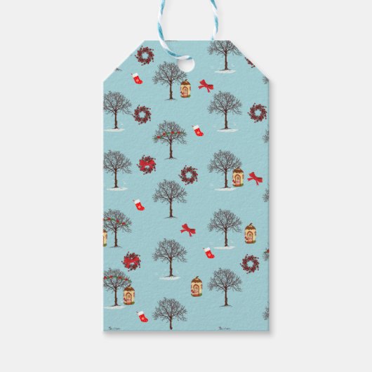 Weihnachtsschmuck und schneebedeckte Bäume Geschenkanhänger (Vorderseite)