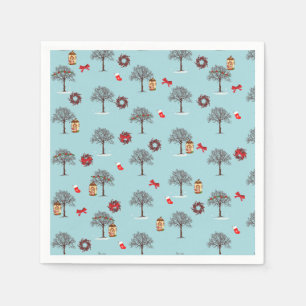 Weihnachtsschmuck und schneebedeckte Bäume Serviette