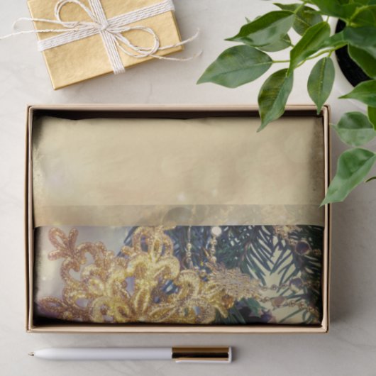 Weihnachtsschmuck und violette Blumen Seidenpapier (Geschenk)