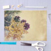 Weihnachtsschmuck und violette Blumen Seidenpapier (Handwerk)