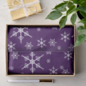 Weihnachtsschneeflocke auf Lila Seidenpapier (Geschenk)