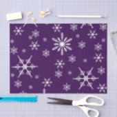 Weihnachtsschneeflocke auf Lila Seidenpapier (Handwerk)