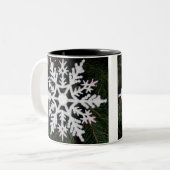 Weihnachtsschneeflocke Zweifarbige Tasse (Vorderseite Links)