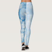 Weihnachtsschneeflocken auf blauem Hintergrund Leggings (Rückseite)