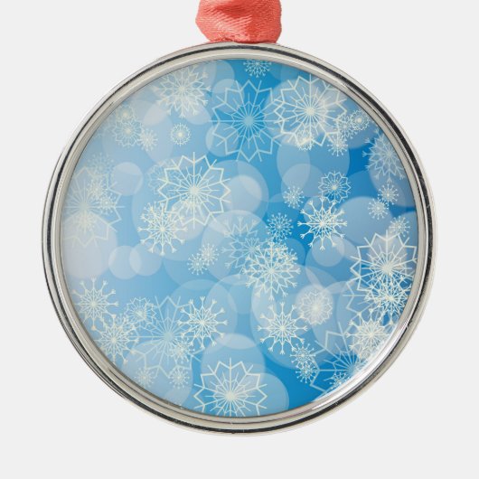 Weihnachtsschneeflocken auf blauem Hintergrund Ornament Aus Metall (Vorne)