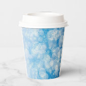 Weihnachtsschneeflocken auf blauem Hintergrund Pappbecher (Rückseite)