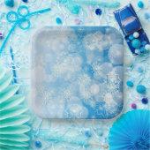 Weihnachtsschneeflocken auf blauem Hintergrund Pappteller (Party)