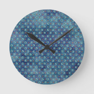 Weihnachtsschneeflocken auf blauem Hintergrund Runde Wanduhr