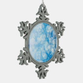 Weihnachtsschneeflocken auf blauem Hintergrund Schneeflocken Zinn-Ornament (Links)