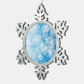 Weihnachtsschneeflocken auf blauem Hintergrund Schneeflocken Zinn-Ornament (Rechts)