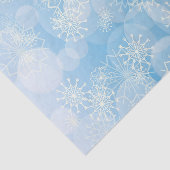 Weihnachtsschneeflocken auf blauem Hintergrund Seidenpapier (Ausschnitt)