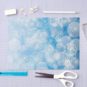 Weihnachtsschneeflocken auf blauem Hintergrund Seidenpapier (Handwerk)