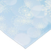 Weihnachtsschneeflocken auf blauem Hintergrund Tischdecke (Schrägansicht)