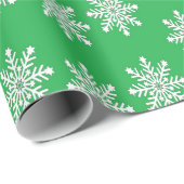 Weihnachtsschneeflocken auf Grün Geschenkpapier (Rolleneckpunkt)