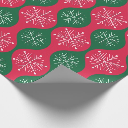 Weihnachtsschneeflocken auf Retro Green Red Ogee Geschenkpapier (Ecke)