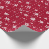 Weihnachtsschneeflocken auf rot geschenkpapier (Ecke)