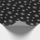 Weihnachtsschneeflocken auf schwarzem Hintergrund Geschenkpapier (Ecke)